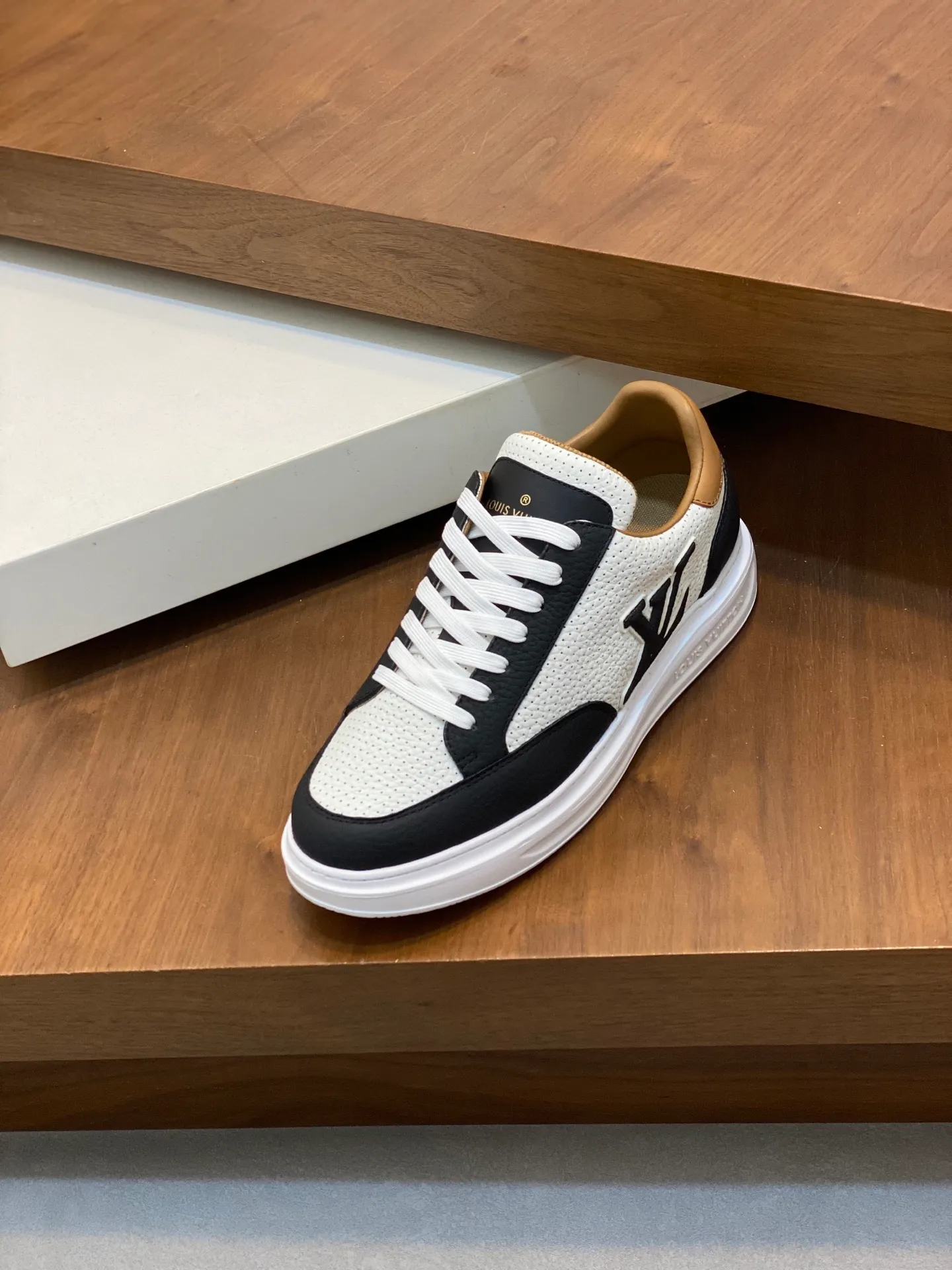 Factory Price: 400💰LV🔍Top Purchasing Agency🇮🇹 Lu Street Boy’s popular sports shoes counter synchronized, uppers imported from Italy cowhide fabric, high-quality complex splicing crafts, imported water-dyed cowhide lining cowhide feet Sole: Original sole provided by the original factory, T men's men's shoes 💰U exclusive movable molded sole, super comfortable, original factory follow-up goods, 🔍🔍high quality, can be entered and exited the counter at will, welcome to compare, code number 39-44 (order 38 45)